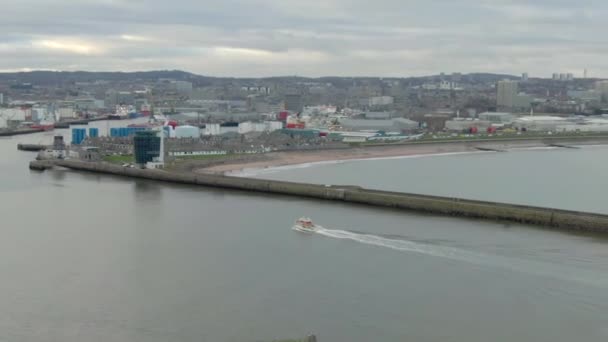 Luftutsikt Liten Båt Som Går Inn Aberdeen Havn Overskyet Dag – stockvideo