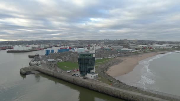 Vista Aérea Centro Controlo Marítimo Porto Aberdeen Num Dia Nublado — Vídeo de Stock