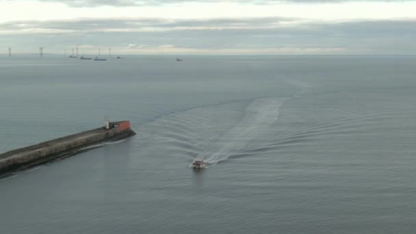 Vista Aérea Pequeño Barco Que Entra Puerto Aberdeen Día Nublado — Vídeo de stock