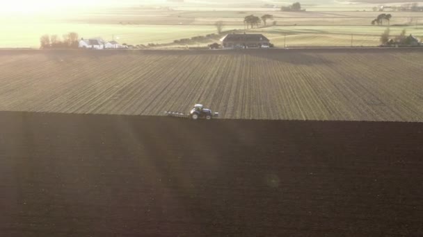 Luftaufnahme Eines Traktors Der Einem Sonnigen Tag Ein Feld Aberdeenshire — Stockvideo