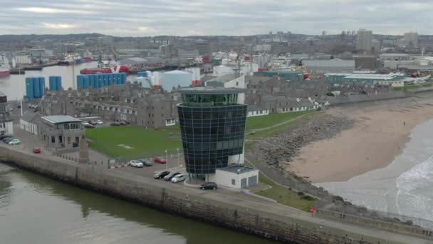 Luftaufnahme Des Schifffahrtskontrollzentrums Hafen Von Aberdeen Einem Bewölkten Tag Aberdeenshire — Stockvideo
