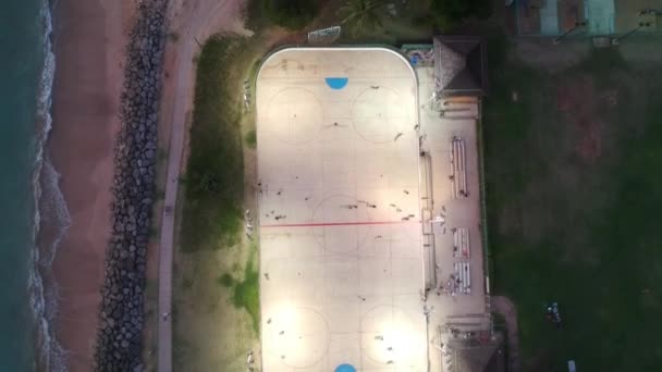 Drone Aeriale Zicht Van Kalama Skaat Park Met Shoreline Waven — Stockvideo