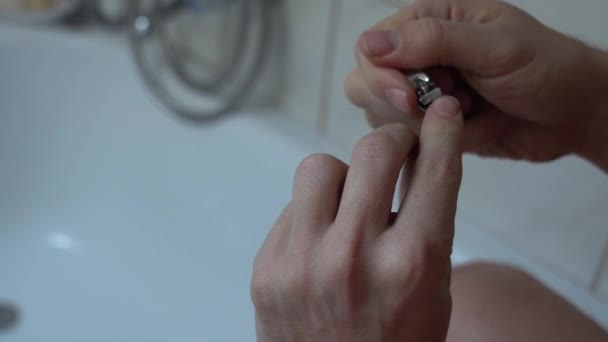Человек Стрижет Ногти Рук Помощью Ножниц — стоковое видео