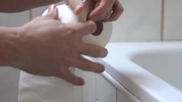 Hombre Agarrando Rollo Papel Higiénico Tomando Algunos Para Limpiar — Vídeos de Stock
