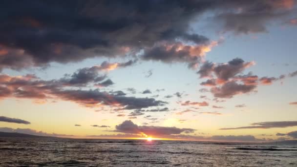 Sunset Beach View Sun Lowering Backgroud Camera Pans Waves Rocky — Stock Video