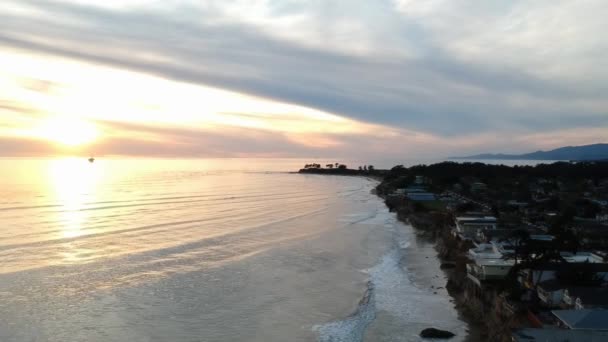 Vista Aérea Sobre Una Ciudad Costa Oeste — Vídeo de stock