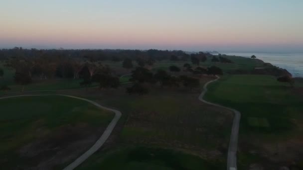日没時のゴルフ場の空中風景 — ストック動画