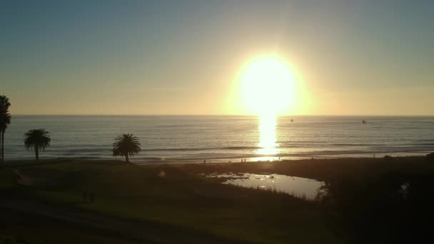 Vista Aerea Del Campo Golf Con Vista Sull Oceano Durante — Video Stock