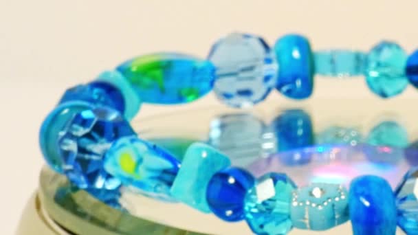 Pulsera Piedras Preciosas Azul Girando Tocadiscos Fondo Blanco Primer Plano — Vídeos de Stock