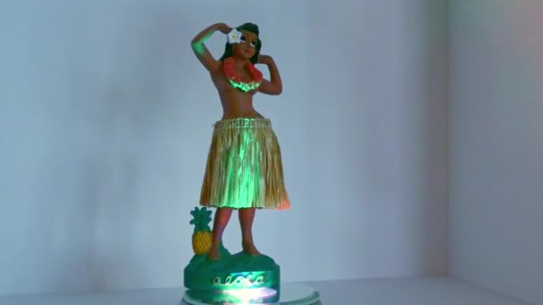 ハワイアンダンス女の子回転ターンテーブル車ダッシュボードのための白い背景おもちゃ — ストック動画
