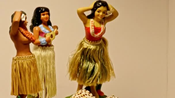 3名夏威夷舞女骑着可旋转的白色背景玩具为汽车仪表盘旋转 — 图库视频影像