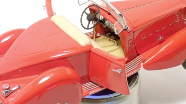 Extreme Nahaufnahme Eines Langsam Rotierenden Modellautos Aus Druckguss Mit Weißem — Stockvideo