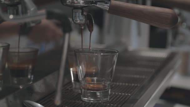 Máquina Café Expreso Gotea Café Dos Vasos Cámara Lenta — Vídeo de stock