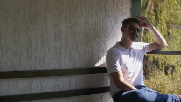 Male Outdoor Sunny Sunglasses Bear Posing Waiting — Stock Video