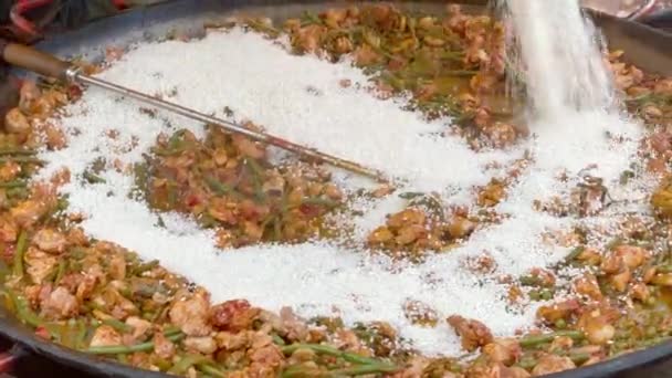 Nasi Ditambahkan Dalam Paella Ayam Dan Sayuran Dalam Wajan Besar — Stok Video
