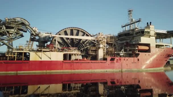 Pan Red Cable Laying Ship Amthed Albert Dock Basinon Still — Video