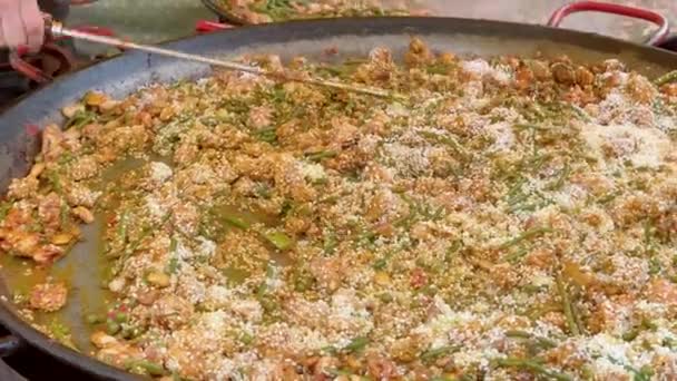 Paella Poulet Aux Légumes Mélangée Dans Une Grande Poêle Dans — Video