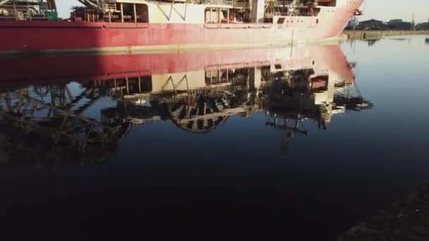 Piros Kábel Fektetés Hajó Dönthető Lövés Tükröződés Albert Dock Basin — Stock videók