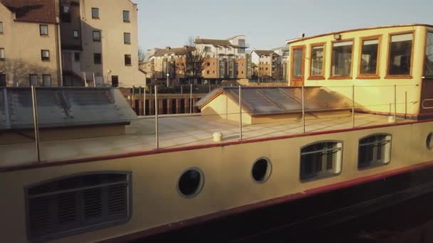 Pan Przez Żółte Barki Vintage Zacumowane Przy Wyjściu Albert Dock — Wideo stockowe