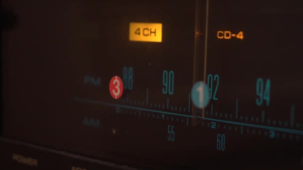 Eski Bir Amplifikatörün Düğmelerine Basmak Düğmeleri Çevirmek — Stok video