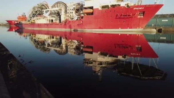 Apache Kabel Fartyget Lutning Skott Från Reflektionen Albert Dock Basin — Stockvideo