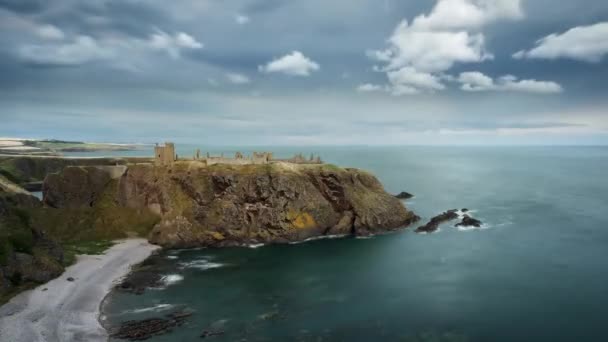 Timelapse Del Castillo Dunnottar Día Soleado Con Nubes Moviéndose Por — Vídeos de Stock