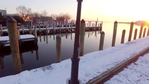 Ein Tiefflug Luftbild Über Einem Schneebedeckten Dock Annapolis Maryland Während — Stockvideo