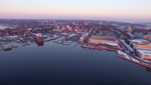 Ultrabreite Luftaufnahme Des Lila Annapolis Harbor Morgengrauen Mit Bootsanlegestellen Wasser — Stockvideo