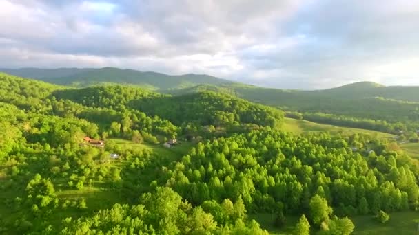 Luchtfoto Berg Zonsopgang Bij Dageraad Gouden Licht Groene Heuvels Blauwe — Stockvideo