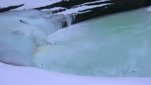 Utsikt Över Det Frusna Vattenfallet Och Isen Vid Lasalle Canyon — Stockvideo