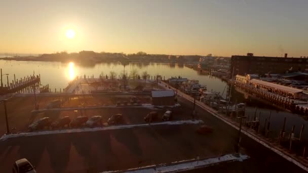 Drohne Flog Zwischen Möwen Auf Goldenen Sonnenaufgang Über Severn River — Stockvideo