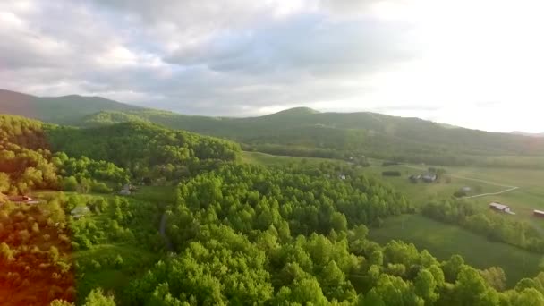 Dağımın Doğuşu Için Kör Edici Altın Işık Yeşil Tepeleri Yıkıyor — Stok video