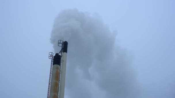 在寒冷的天气里 一个当地托儿所的烟囱在冒烟 — 图库视频影像