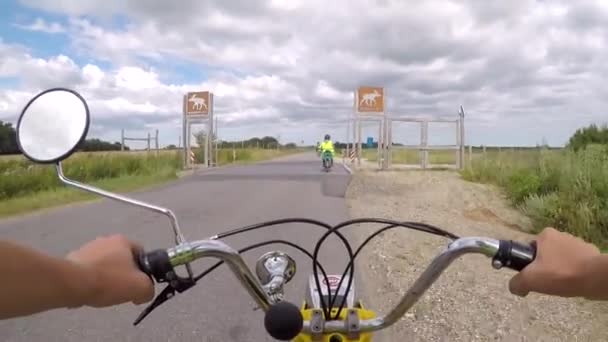 Conduire Sur Protection Des Animaux Sur Vieux Cyclomoteur — Video