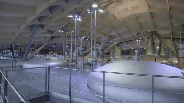 내부의 파이프들 기둥들 마스트 튜링들은 스코틀랜드의 위스키 공장의 복잡성을 보여준다 — 비디오