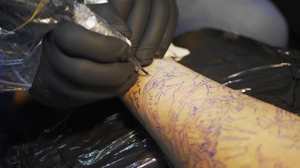 Tatuagem Dor Preto Antebraço Escorpião Braço Lento Movimento Escuro — Vídeo de Stock