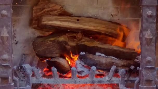 Feu Bois Feu Caméra Tirant Vers Arrière Pour Révéler Ancienne — Video