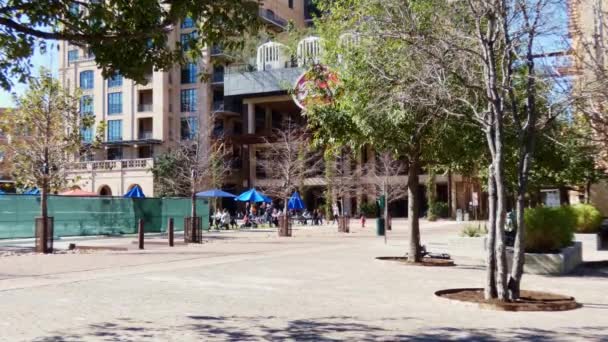 Plaza Del Mercado Americano Con Gente Sentada Bajo Sombrillas Sombrillas — Vídeo de stock