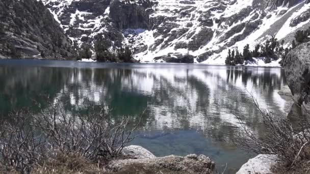 Riega Agua Lago Alpino Rodeado Montañas Granito — Vídeo de stock