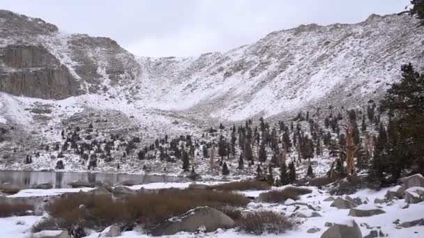 Lago Frango Final Maio Com Montanhas Cobertas Neve — Vídeo de Stock