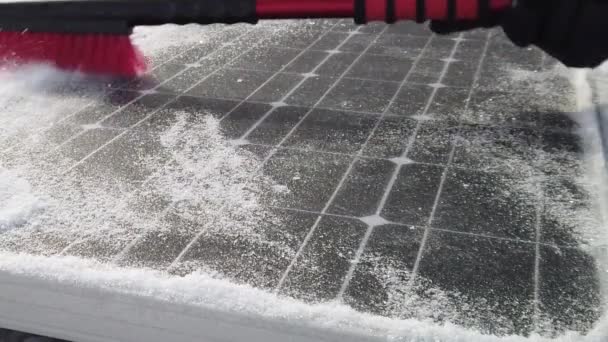 Alguém Escovar Neve Painel Solar Meia Velocidade — Vídeo de Stock