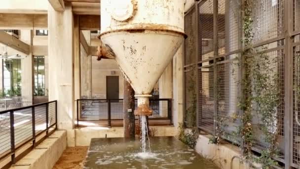 Νερό Που Αναβλύζει Από Παλιά Σκουριασμένη Δεξαμενή Νερού Που Στραγγίζεται — Αρχείο Βίντεο