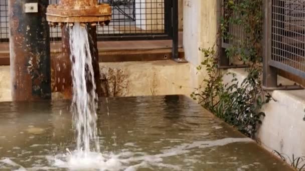 Вода Вытекает Старой Ржавой Трубы Резервуар Воды Технического Обслуживания — стоковое видео