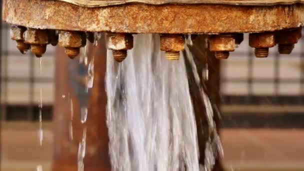 Water Stroomt Uit Oude Roestige Pijp Lekken Slecht Onderhoud — Stockvideo