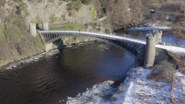 Lucht Uitzicht Craigellachie Brug Omgeven Door Sneeuw Een Zonnige Winters — Stockvideo