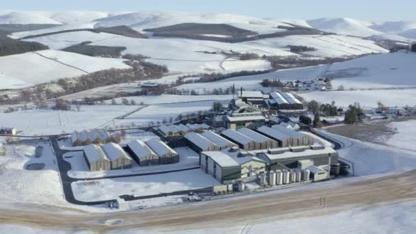 苏格兰莫雷 一个冬日的黄昏 空中俯瞰格伦里韦特威士忌酒酿酒厂 四周都是雪 — 图库视频影像