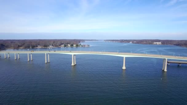在切萨皮克湾上空一个清澈的蓝色冬日 宽射接近塞文河大桥 汽车在下面的桥上行驶 — 图库视频影像