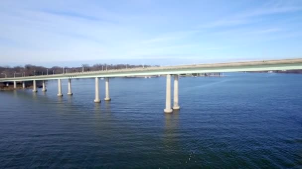 広い川に架かる橋の長さに沿って撮影された回転パン — ストック動画