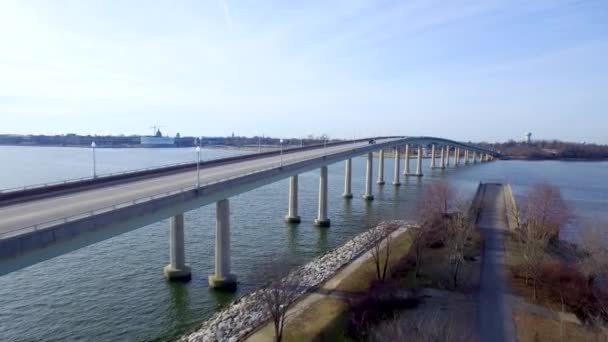 Aufsteigender Schuss Neben Der Brücke Der Naval Academy Über Den — Stockvideo