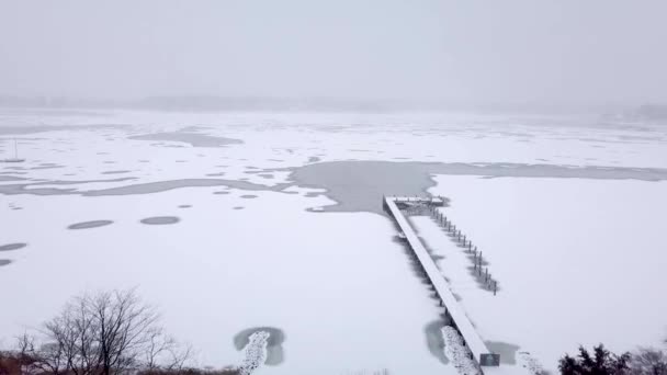 Широкий Літаючий Постріл Над Пляжем Річковим Причалом Під Час Снігової — стокове відео